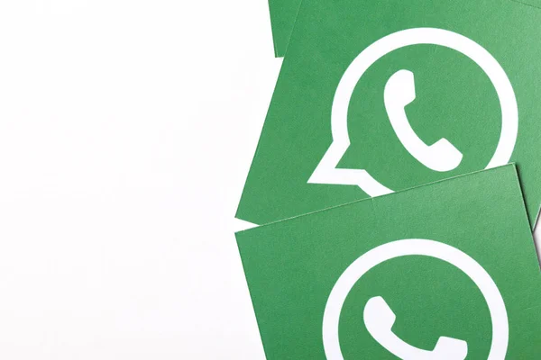 OXFORD, UK - FEB 21 2017: Logo Whatsapp pro zasílání zpráv na sociálních sítích vytištěné na papíře — Stock fotografie