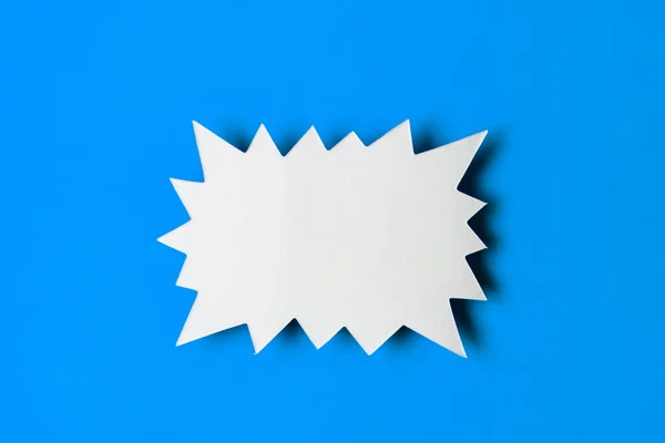 Banner de vendas starburst promocional em branco em um fundo azul brilhante — Fotografia de Stock