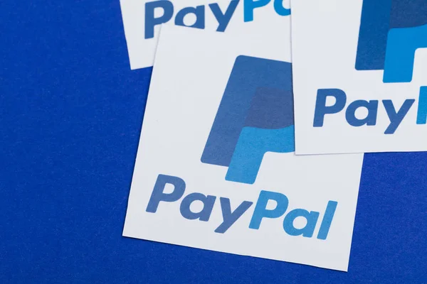 ОКСФОРД, Великобритания - JAN 31 2017: логотип Paypal money transfer company напечатан на бумаге — стоковое фото