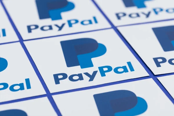 OXFORD, Reino Unido - 31 ENE 2017: Paypal money transfer company logo impreso en papel —  Fotos de Stock