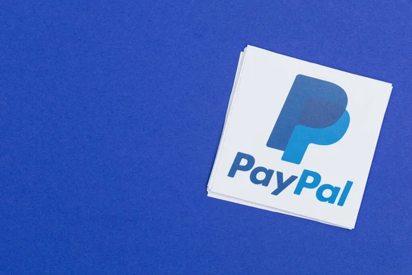 OXFORD, Storbritannien - JAN 31 2017: Paypal-logotypen för penningöverföringsföretag tryckt på papper — Stockfoto
