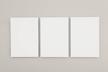 Kartvizit afişi maketi. Gri arkaplanda beyaz kart