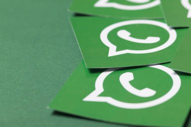 OXFORD, İngiltere - 21 Şubat 2017: Whatsapp sosyal medya mesaj logosu kağıda basıldı