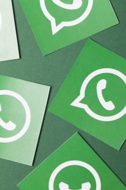 OXFORD, İngiltere - 21 Şubat 2017: Whatsapp sosyal medya mesaj logosu kağıda basıldı