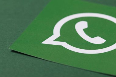 OXFORD, İngiltere - 21 Şubat 2017: Whatsapp sosyal medya mesaj logosu kağıda basıldı