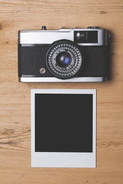 Boş bir anlık fotoğraf çerçevesi olan eski model bir kamera.