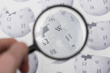 OXFORD, İngiltere - 16 Şubat 2017: Wikipedia çevrimiçi ansiklopedisi kağıda basıldı