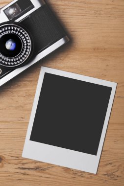Boş bir anlık fotoğraf çerçevesi olan eski model bir kamera.