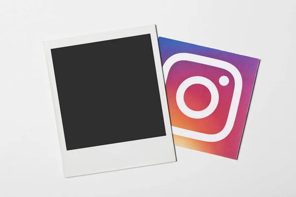 OXFORD, Reino Unido - DIC 7 2016: Marco polaroid en blanco con logotipo de redes sociales de Instagram — Foto de Stock