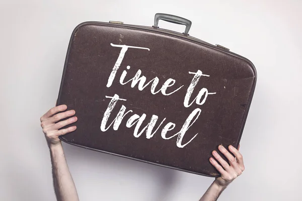 Tempo para viajar mensagem em uma mala de viagem vintage — Fotografia de Stock