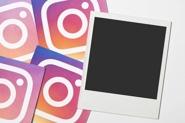 OXFORD, Velká Británie - DEC 7 2016: Prázdný polaroidní rám s logem Instagramu sociálních médií — Stock fotografie