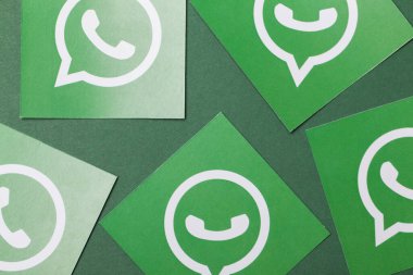 OXFORD, İngiltere - 21 Şubat 2017: Whatsapp sosyal medya mesaj logosu kağıda basıldı