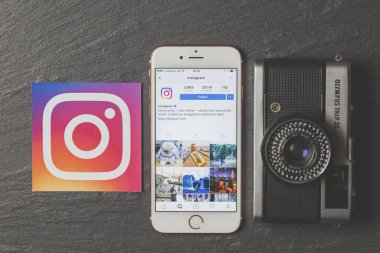 OXFORD, UK, DEC 5 2016: Instagram logolu Instagram uygulamasını gösteriyor