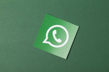 OXFORD, İngiltere - 21 Şubat 2017: Whatsapp sosyal medya mesaj logosu kağıda basıldı