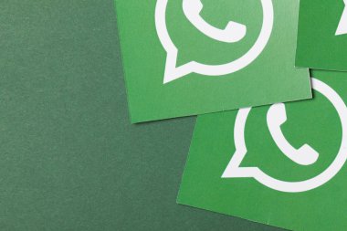 OXFORD, İngiltere - 21 Şubat 2017: Whatsapp sosyal medya mesaj logosu kağıda basıldı