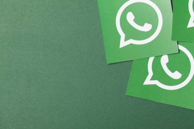 OXFORD, İngiltere - 21 Şubat 2017: Whatsapp sosyal medya mesaj logosu kağıda basıldı