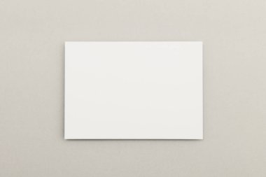 Kartvizit afişi maketi. Gri arkaplanda beyaz kart