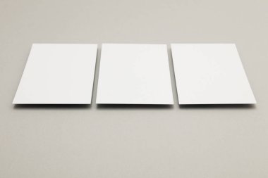 Kartvizit afişi maketi. Gri arkaplanda beyaz kart