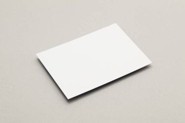 Kartvizit afişi maketi. Gri arkaplanda beyaz kart