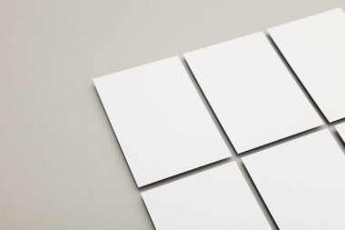 Kartvizit afişi maketi. Gri arkaplanda beyaz kart