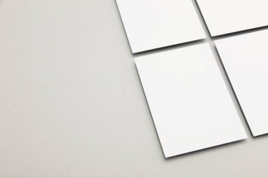 Kartvizit afişi maketi. Gri arkaplanda beyaz kart