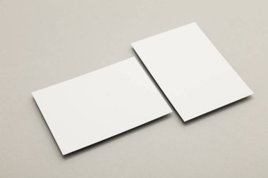 Kartvizit afişi maketi. Gri arkaplanda beyaz kart