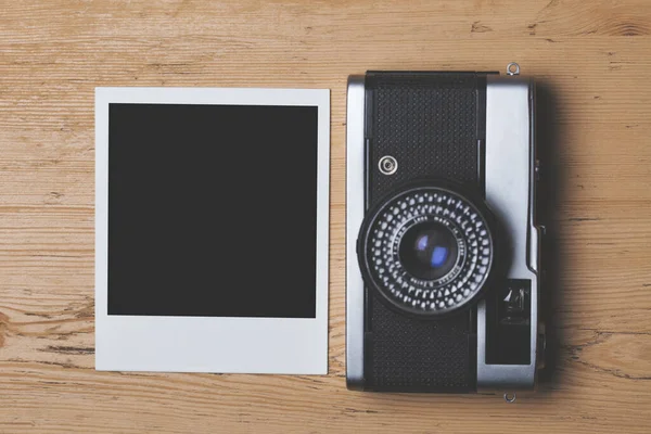 Vintage retro kamera s prázdným rámečkem okamžité fotografie — Stock fotografie