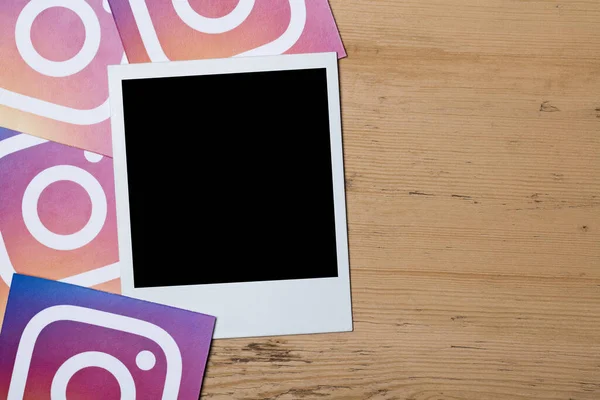 OXFORD, Reino Unido - DIC 7 2016: Marco polaroid en blanco con logotipo de redes sociales de Instagram — Foto de Stock