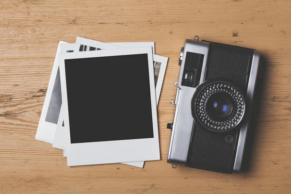 Vintage retro camera with a blank instant photograph frame — Stock Photo, Image