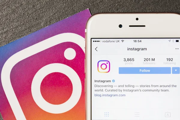 OXFORD, UK, DEC 5 2016: Smartfon pokazuje aplikację Instagram z logo Instagram — Zdjęcie stockowe