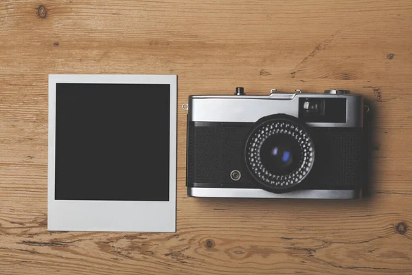 Cámara retro vintage con un marco de fotografía instantánea en blanco —  Fotos de Stock