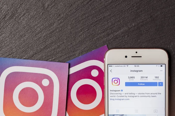 OXFORD, Reino Unido, DEC 5 2016: Smartphone mostra o aplicativo instagram com logotipos de instagram — Fotografia de Stock