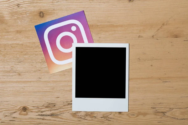 ОКСФОРД, Великобритания - DEC 7 2016: Пустой поляроидный кадр с логотипом социальной сети Instagram — стоковое фото