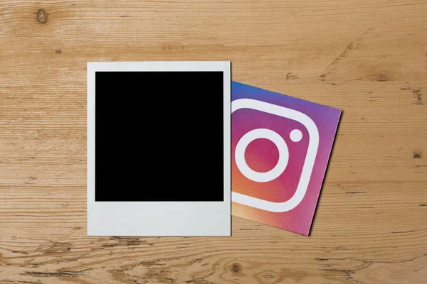 OXFORD, Reino Unido - DIC 7 2016: Marco polaroid en blanco con logotipo de redes sociales de Instagram — Foto de Stock