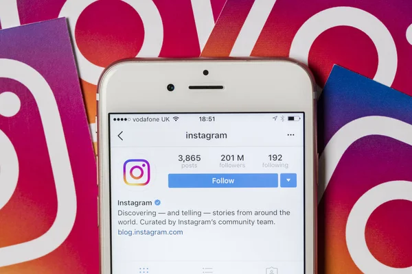 OXFORD, Reino Unido, DIC 5 2016: Smartphone muestra la aplicación de instagram con logos de instagram — Foto de Stock