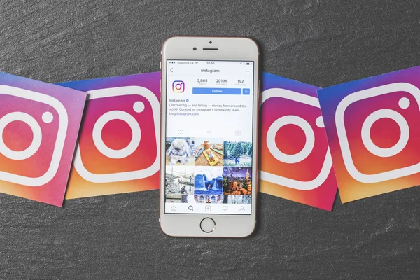 OXFORD, Regno Unito, DEC 5 2016: Smartphone mostra l'applicazione instagram con loghi instagram — Foto Stock