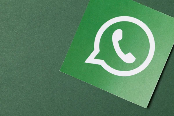 OXFORD, UK - FEB 21 2017: Logo Whatsapp pro zasílání zpráv na sociálních sítích vytištěné na papíře — Stock fotografie
