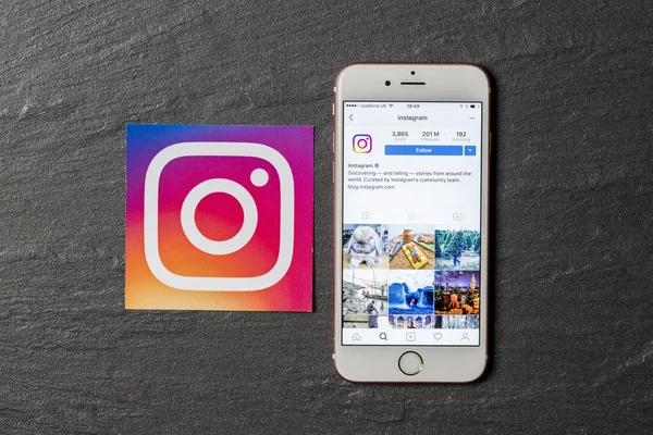 OXFORD, Reino Unido, DIC 5 2016: Smartphone muestra la aplicación de instagram con logos de instagram — Foto de Stock