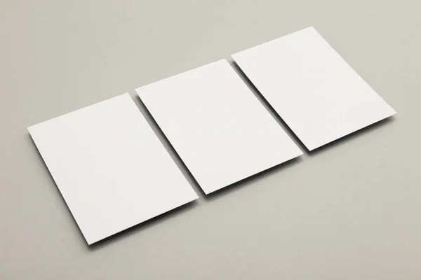 名刺チラシのポスターモックアップ。灰色の背景の白いカード — ストック写真
