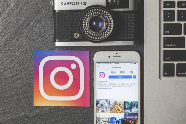 OXFORD, UK, DEC 5 2016: Смартфон показывает приложение Instagram с логотипами Instagram — стоковое фото