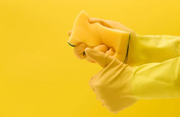 Mano Che Indossa Guanto Gomma Giallo Con Una Spugna Pulizia — Foto Stock