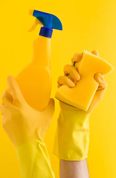 Hand Trägt Einen Gelben Gummihandschuh Mit Reinigungsschwamm Und Sprühflasche — Stockfoto