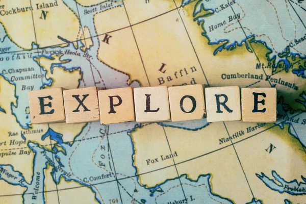 Explorer Mot Écrit Blocs Bois Sur Une Carte Voyage Vintage — Photo