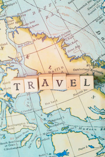 Ταξιδιωτική Λέξη Γραμμένο Ξύλινα Μπλοκ Ένα Vintage Ταξιδιωτικό Χάρτη — Φωτογραφία Αρχείου