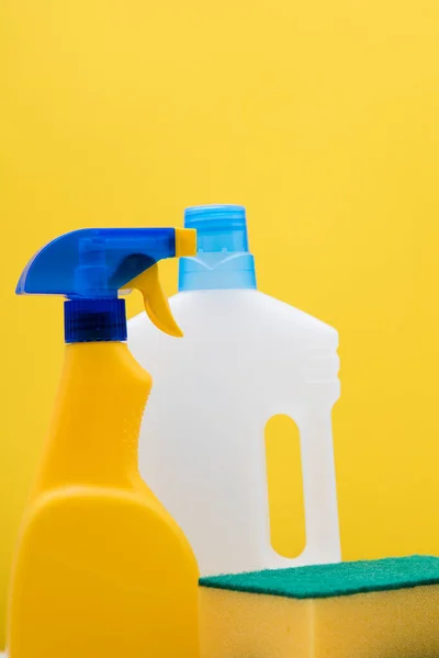 Очищення пляшок спрею та тканин на яскраво-жовтому фоні — стокове фото
