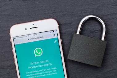LONDON, İngiltere - Mart 2017: Asma kilitli bir akıllı telefondan ne tür bir mesajlaşma uygulaması.