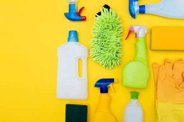 Temizleme sprey şişeleri ve bez düz bir bileşim yatıyordu.