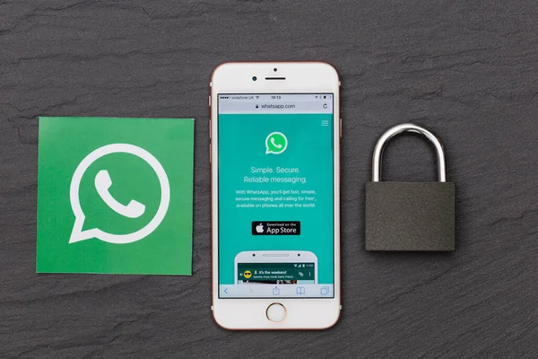 LONDRES, Reino Unido - MARÇO 2017: aplicativo de mensagens WhatsApp em um smartphone com cadeado . — Fotografia de Stock