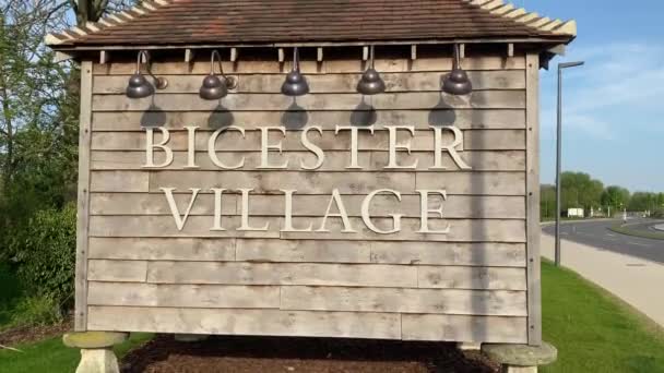 Bicester, Royaume-Uni - 23 avril 2020 : Panneau d'entrée au centre commercial de luxe Bicester Village — Video