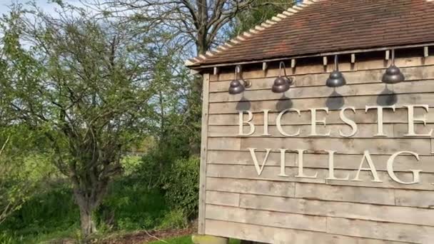 Bicester, Reino Unido - 23 de abril de 2020: Señal de entrada a las tiendas de lujo Bicester Village — Vídeos de Stock